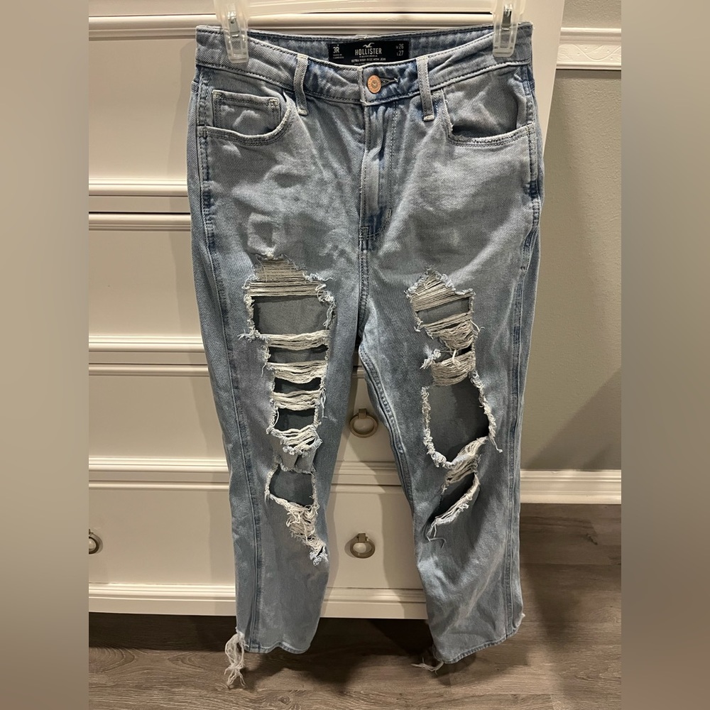Hollister Ultra- High rise Mom jeans Size 3R
